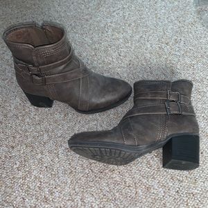 Womens fashion heeled booties size 6.5